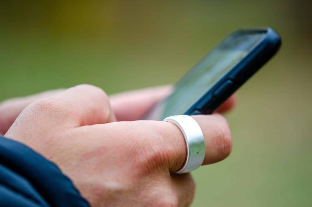 Token Ring am Finger mit Telefon skaliert 8hWY3L
